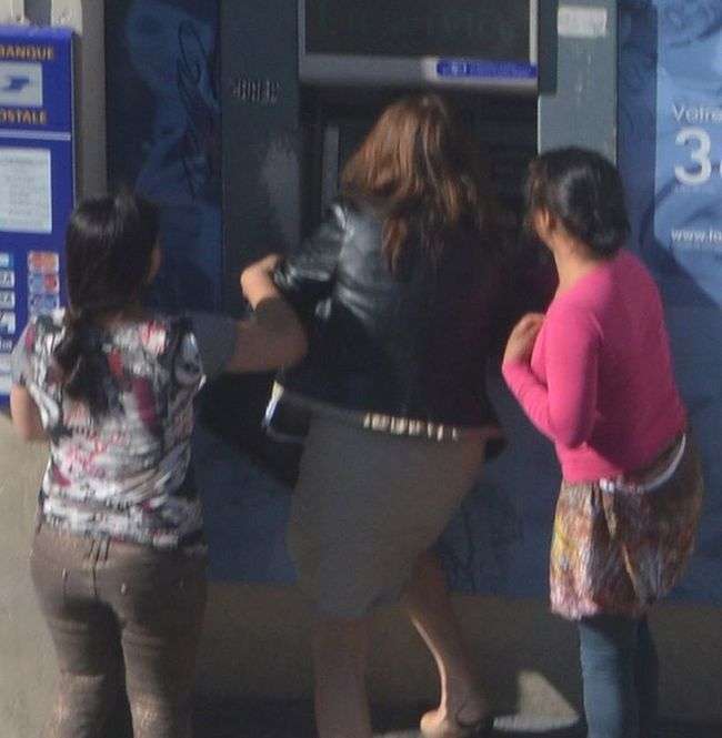 У Франції дві циганки серед білого дня пограбували жінку біля банкомату (10 фото)