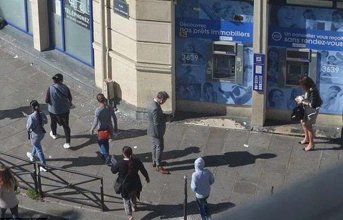 У Франції дві циганки серед білого дня пограбували жінку біля банкомату (10 фото)