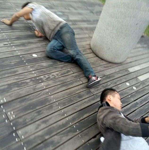 Принизливе покарання працівників в Китаї (5 фото)