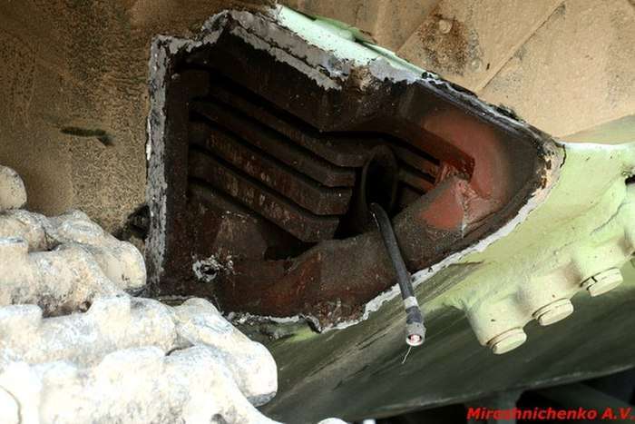 Наслідки удару танка про стіну (4 фото)