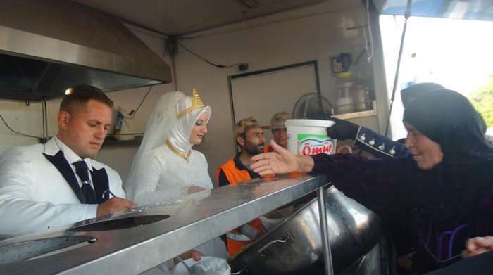 Турецькі молодята витратили гроші на весілля, щоб нагодувати біженців (5 фото)