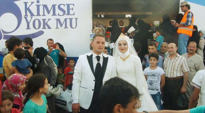 Турецькі молодята витратили гроші на весілля, щоб нагодувати біженців (5 фото)