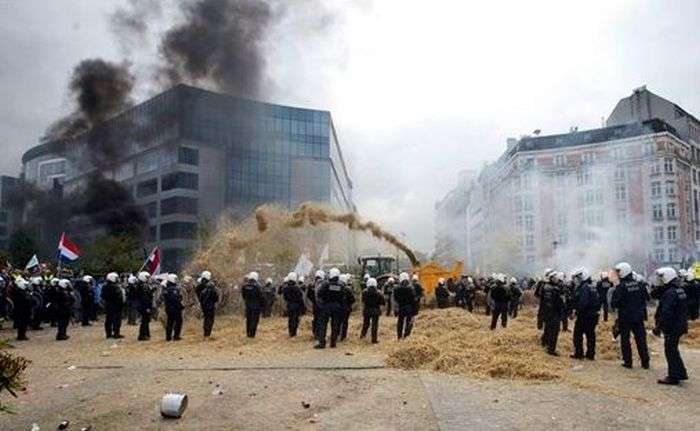 Фермери влаштували акцію протесту в Брюсселі (16 фото + відео)