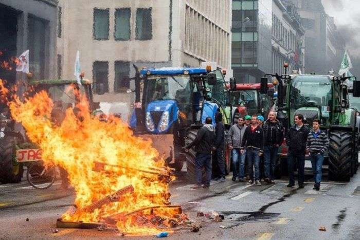 Фермери влаштували акцію протесту в Брюсселі (16 фото + відео)