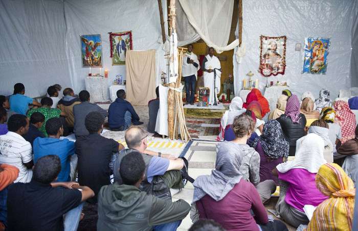 Церква-хатина у французькому таборі для біженців (21 фото)