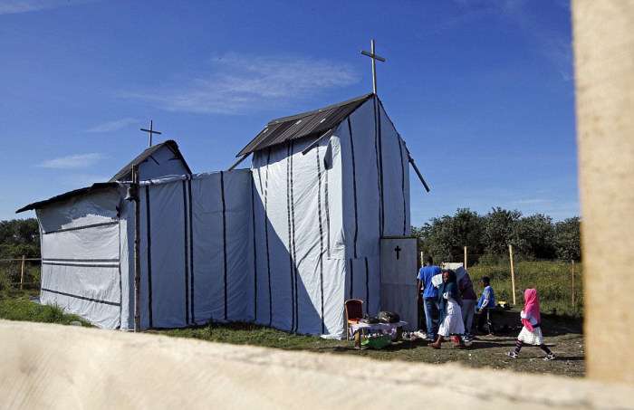 Церква-хатина у французькому таборі для біженців (21 фото)