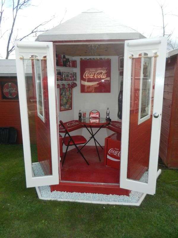 Ірландка перетворила свій будинок в «храм» Coca-Cola (7 фото)