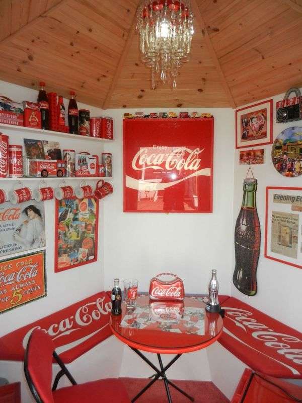 Ірландка перетворила свій будинок в «храм» Coca-Cola (7 фото)