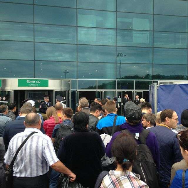 Через задимлення з «Домодєдово» евакуювали пасажирів та призупинили вильоти (10 фото)