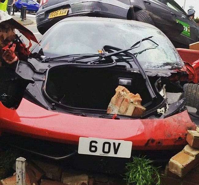 Британець розбив орендований суперкар Ferrari 458 Italia за 330 000 доларів (3 фото)
