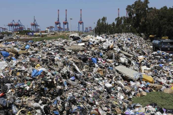У Бейруті шукають шляхи виходу з сміттєвої кризи (18 фото)