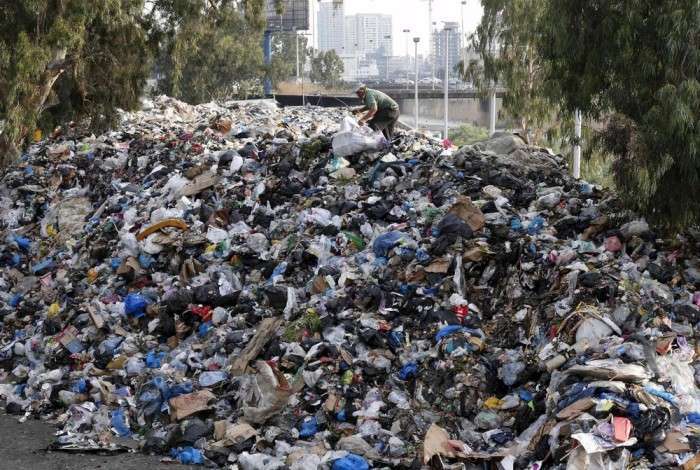 У Бейруті шукають шляхи виходу з сміттєвої кризи (18 фото)