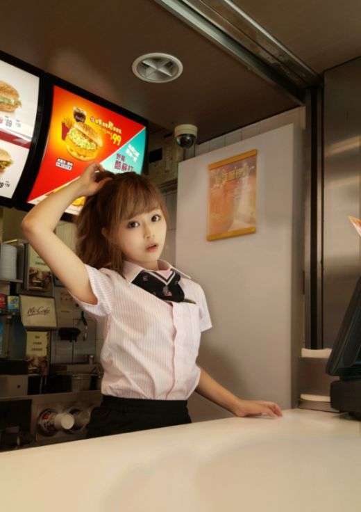 Користувачі мережі назвали мешканку Тайваню найкрасивішою працівницею mcdonalds (12 фото + відео)