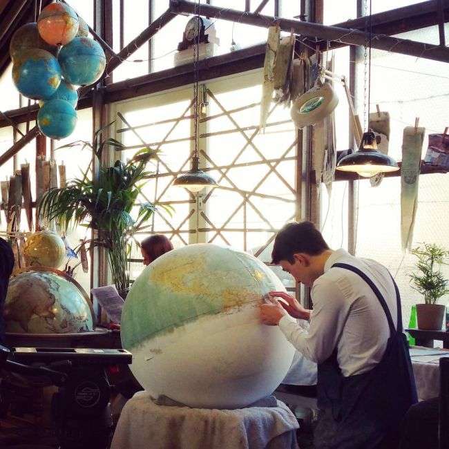 Як виробляють мальовані глобуси ручної роботи (24 фото)