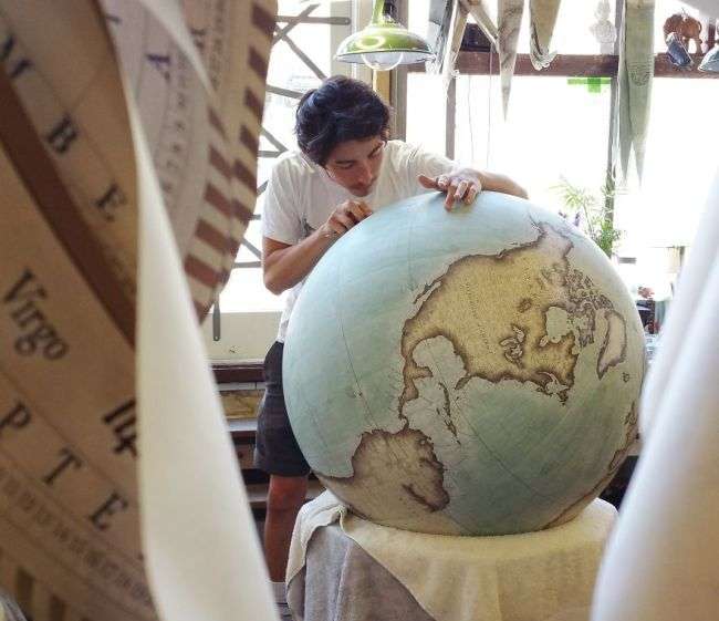 Як виробляють мальовані глобуси ручної роботи (24 фото)