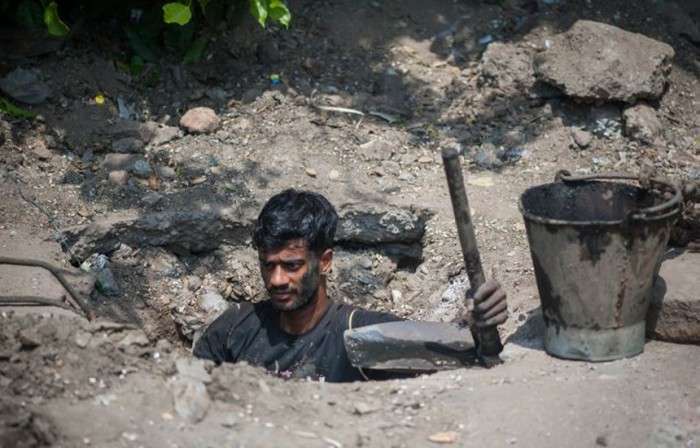 Важкі будні каналізаційних нирців в Делі (11 фото)