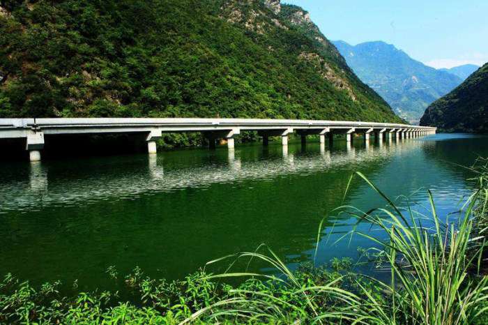 У Китаї новий міст-шосе пустили прямо по руслу річки (4 фото)