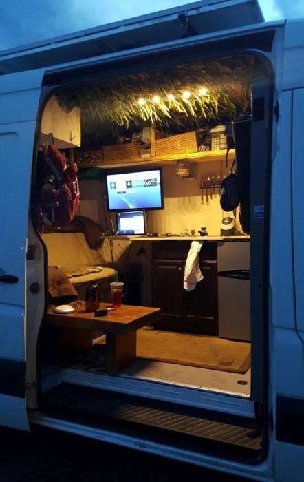 Будинок для мандрівника на базі невеликого фургона (21 фото)