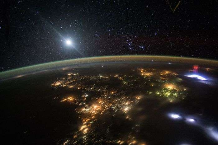 Космонавтам МКС вдалося сфотографувати червоні спрайт (3 фото)