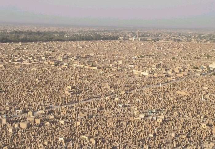 Іракське кладовищі Ваді ас-Салам – найбільше кладовище у світі (4 фото)
