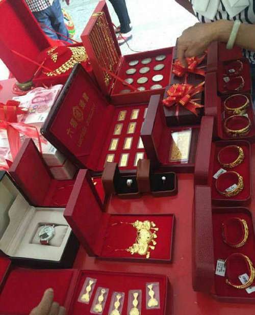Весільні подарунки китайському юнакові (4 фото)