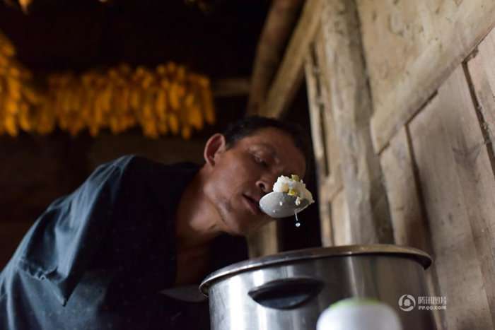 Китайський фермер-інвалід без рук веде господарство і доглядає за хворою матірю (10 фото)