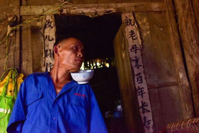 Китайський фермер-інвалід без рук веде господарство і доглядає за хворою матірю (10 фото)
