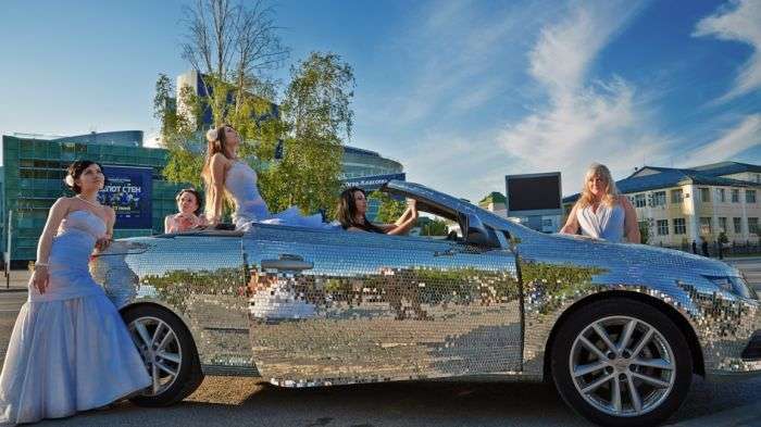 Житель ХМАО инкрустировал свій автомобіль десятками тисяч дзеркал (15 фото)