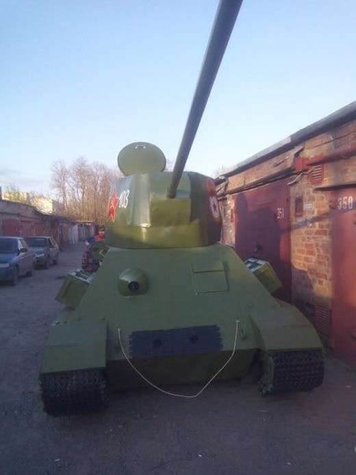 Житель Таганрога перетворив ВАЗ-2106 в саморобний танк і виставив на продаж (6 фото)