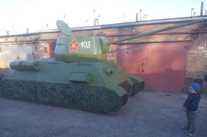 Житель Таганрога перетворив ВАЗ-2106 в саморобний танк і виставив на продаж (6 фото)