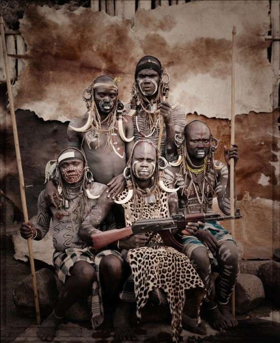Роль сучасних технологій в житті племен (19 фото)