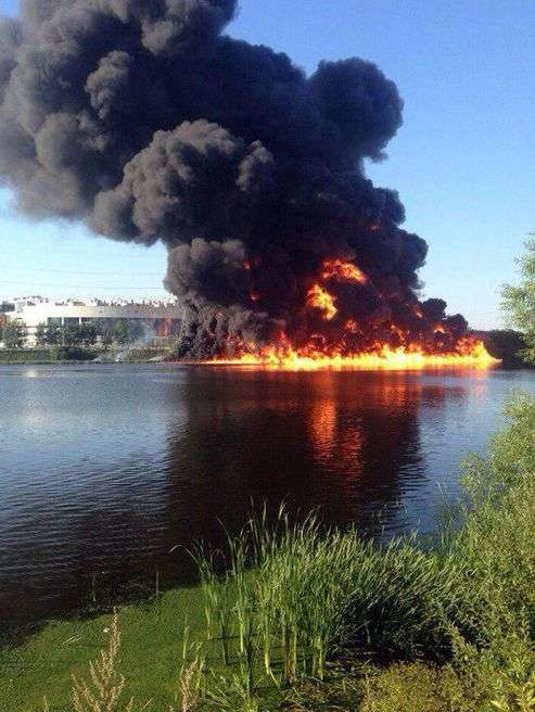 У Москві ліквідували пожежу на поверхні Москви-ріки (10 фото + відео)