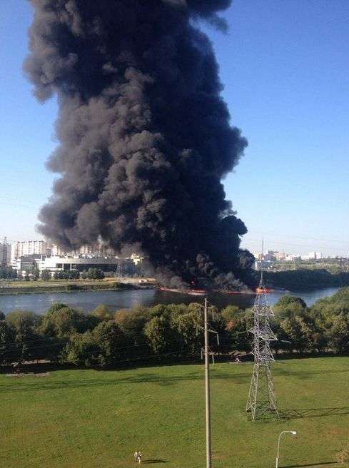 У Москві ліквідували пожежу на поверхні Москви-ріки (10 фото + відео)