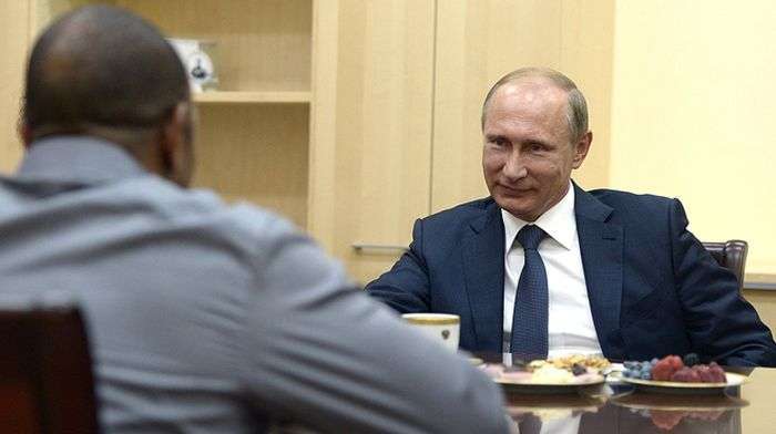 Знаменитий американський боксер Рой Джонс попросив російське громадянство у Володимира Путіна (4 фото + відео)