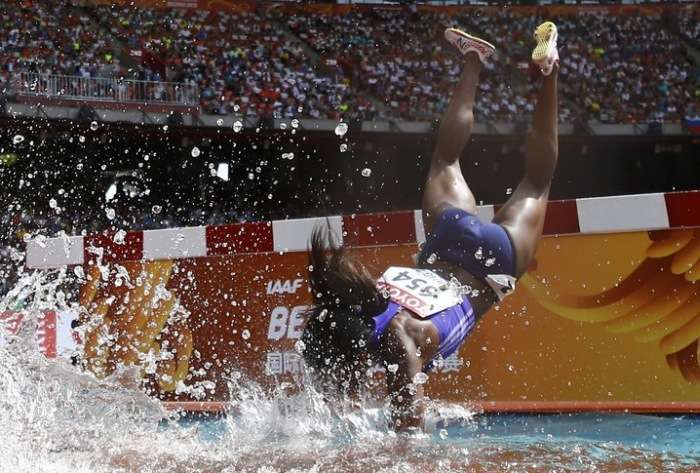 Легкоатлетка Роланда Белл впала в яму з водою під час бігу з перешкодами (5 фото)