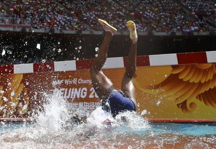 Легкоатлетка Роланда Белл впала в яму з водою під час бігу з перешкодами (5 фото)