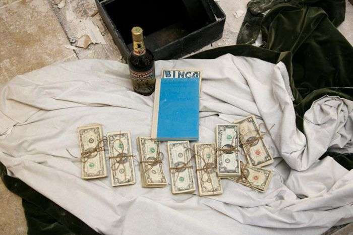 Американська пара знайшла сейф з грошима під підлогою своєї кухні (11 фото)