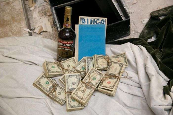 Американська пара знайшла сейф з грошима під підлогою своєї кухні (11 фото)