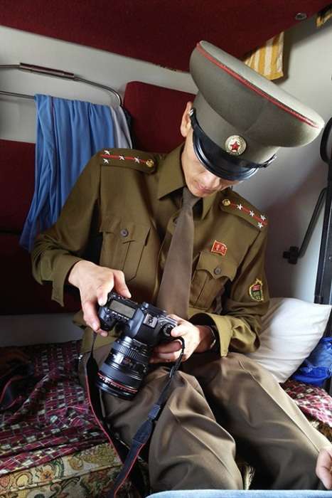 Нові знімки про життя простих громадян Північної Кореї (14 фото)