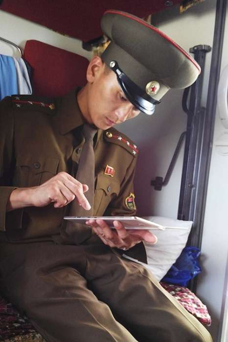 Нові знімки про життя простих громадян Північної Кореї (14 фото)