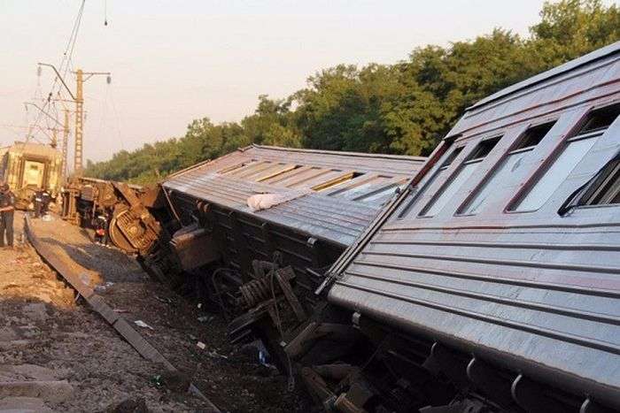 У Мордовії 4 вагони пасажирського потягу зійшли з рейок (4 фото)