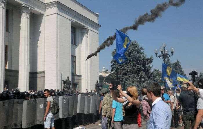 У Києві біля будівлі Верховної Ради спалахнули заворушення. Є жертви (25 фото + 3 відео)