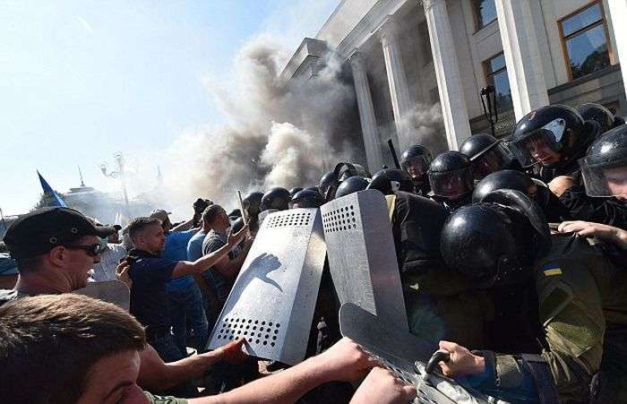 У Києві біля будівлі Верховної Ради спалахнули заворушення. Є жертви (25 фото + 3 відео)