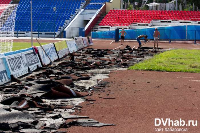 На стадіоні в Хабаровську поклали гумове покриття, яке рветься руками (15 фото + відео)