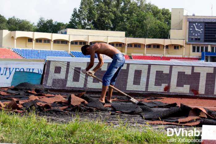 На стадіоні в Хабаровську поклали гумове покриття, яке рветься руками (15 фото + відео)
