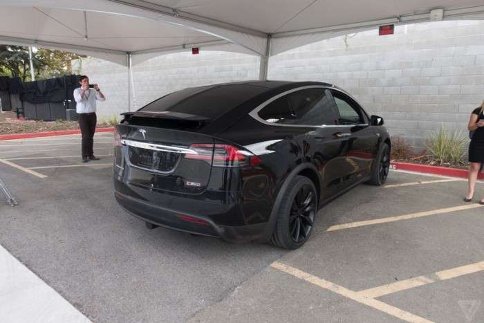 Компанія Tesla офіційно представила кросовер-електрокар Model X (15 фото)