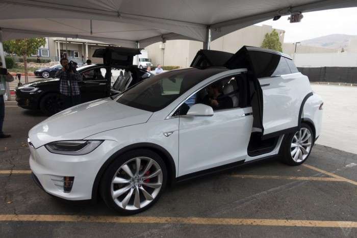 Компанія Tesla офіційно представила кросовер-електрокар Model X (15 фото)