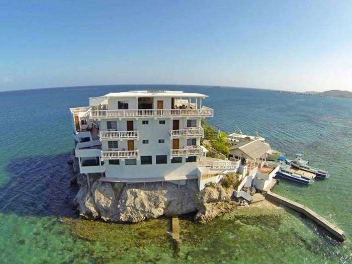 Чудовий готель на крихітному острівці (16 фото)