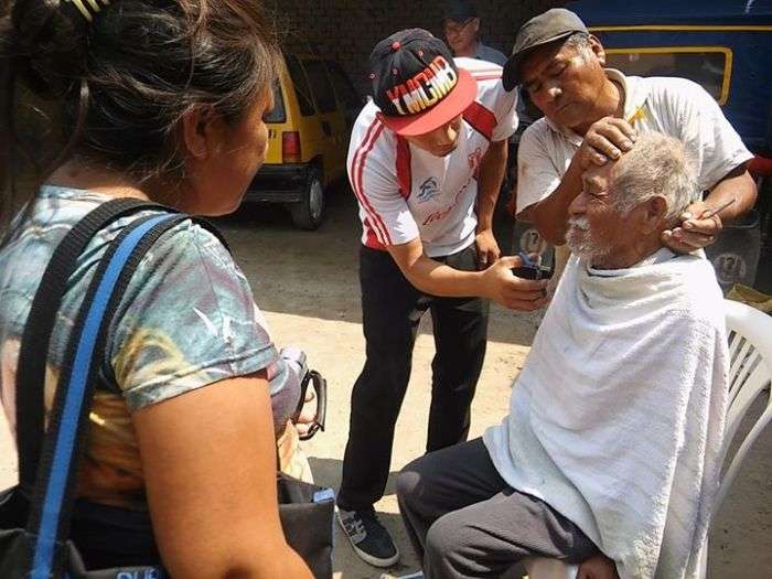 Волонтери повернули людський вигляд бездомному перуанцу (6 фото)