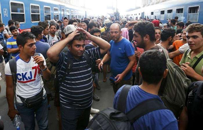 Один із залізничних вокзалів Будапешта закритий із-за напливу мігрантів (9 фото)